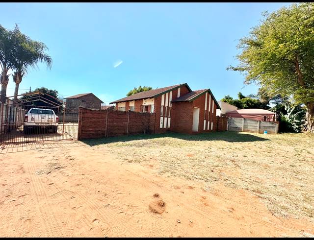 2 BEDROOM HOUSE FOR SALE IN FLORA PARK